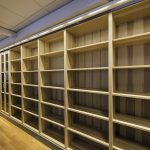 Väggfasta bokhyllor i biblioteket