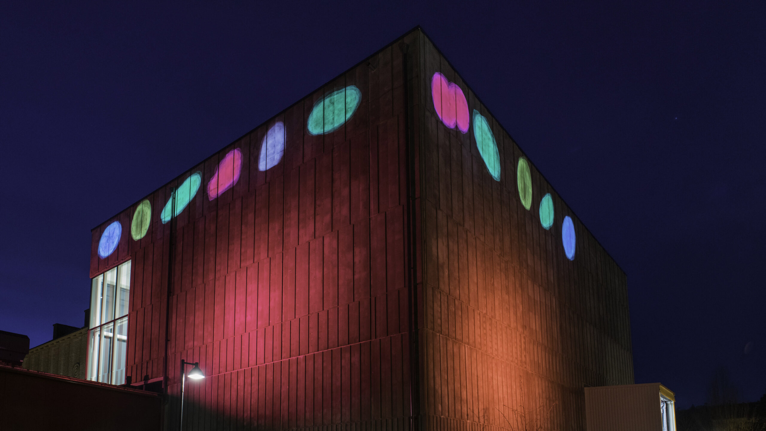 Ljuskonstverket Luminous Operating System av Mikael Ericsson på Hallands Kosntmuseums fasad.