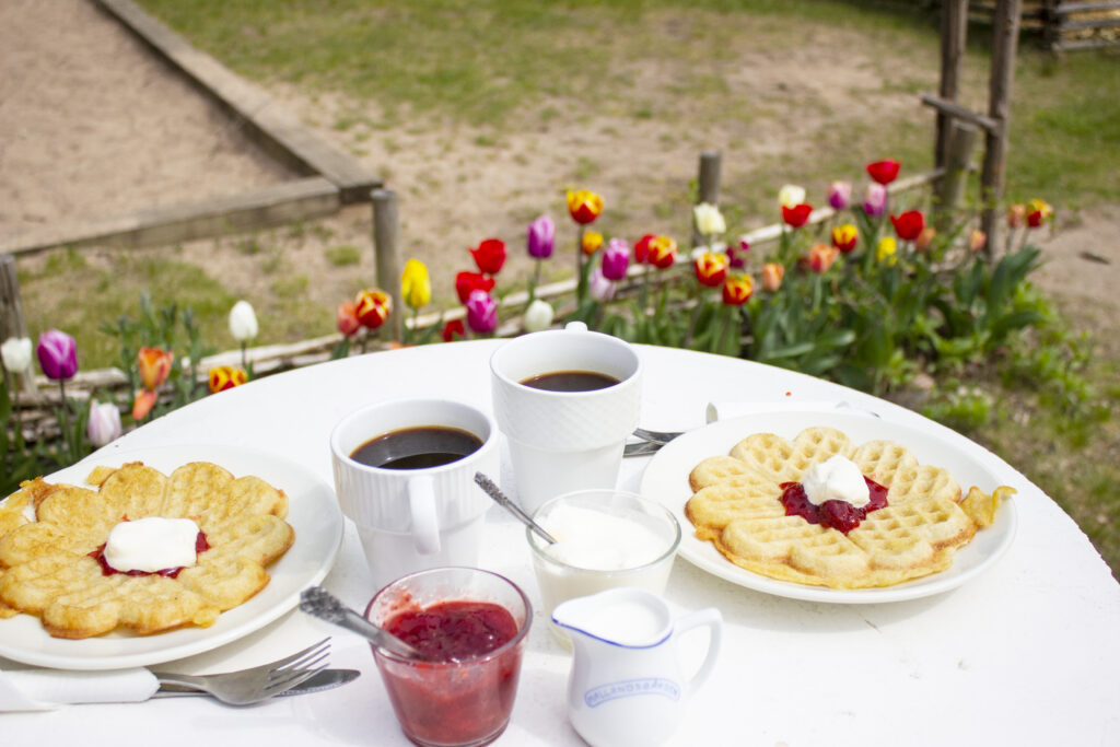 Våfflor på Friluftsmuseet Hallandsgårdens kafé.