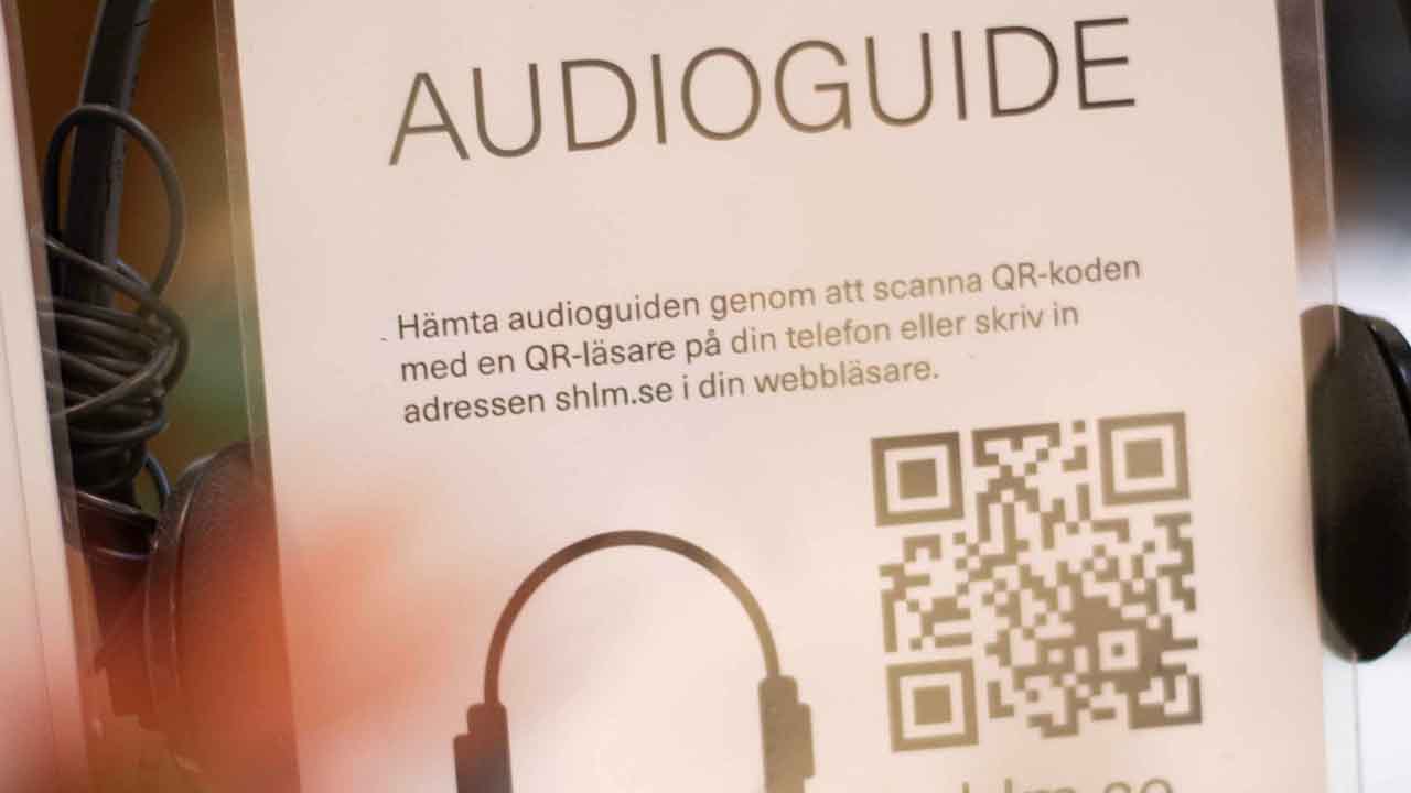 Skylt med information om audioguiderna på Hallands Konstmuseum.