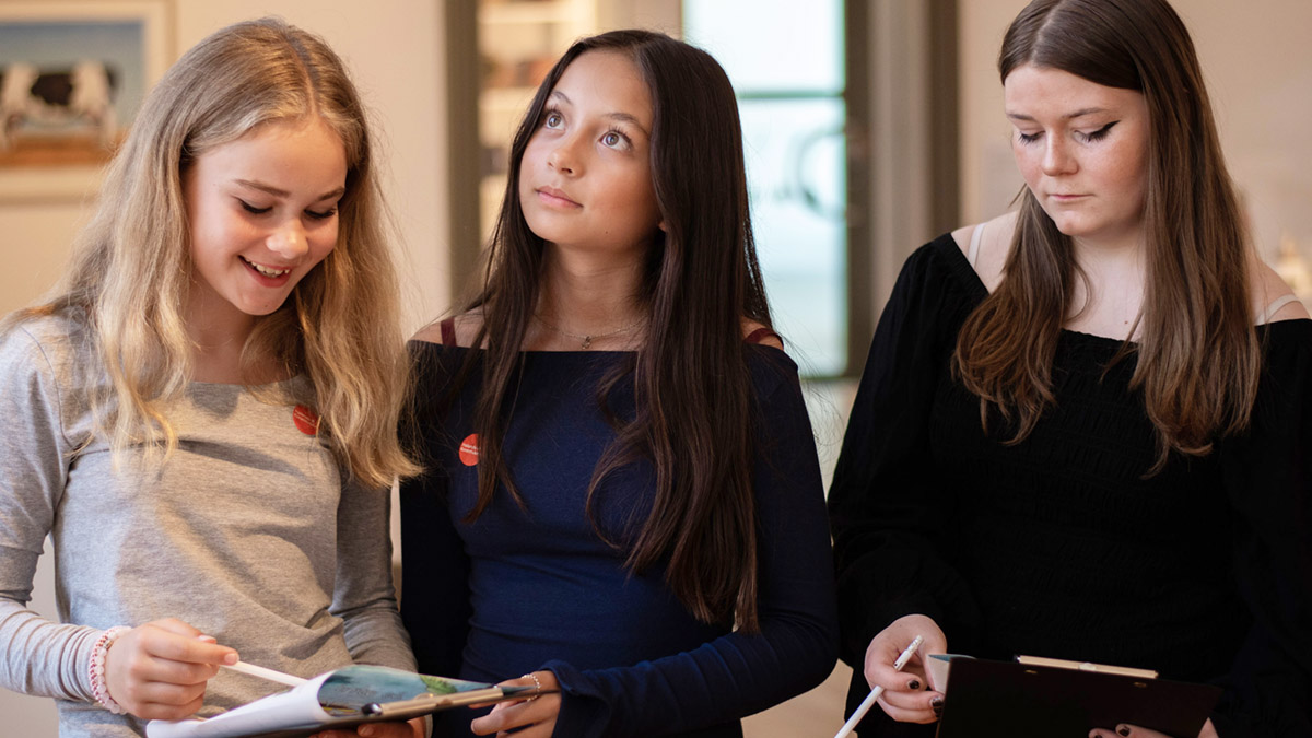Skolelever i utställningen Ur samlingen på Hallands Konstmuseum.