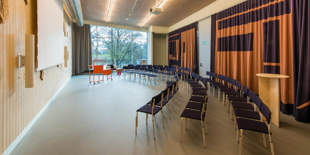 Hallands Konstmuseums hörsal möblerad för biosittning.