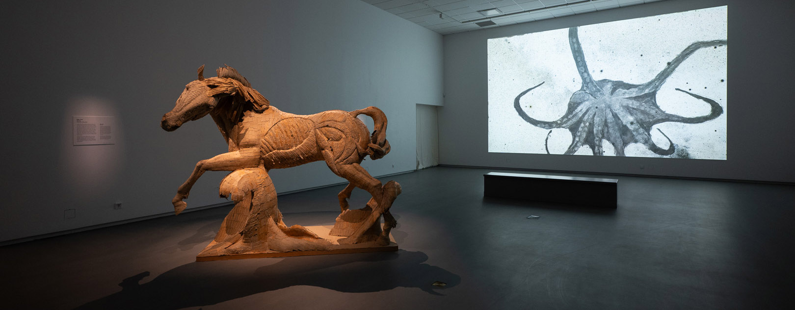Utställningen Under ytan på Hallands Konstmuseum. Skulpturen Sjölik av Sebastian Blomqvist och videoverket Amina av Helena Wikström.