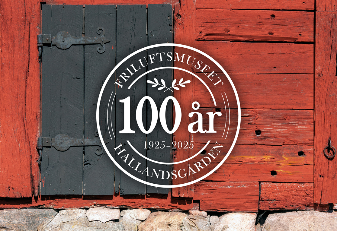 Faluröd vägg med en gammaldags svartmålad dörr och synlig stengrund.
