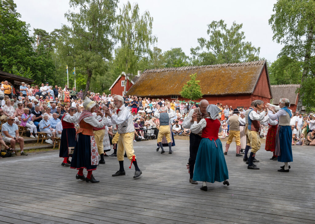 Folkdansens Vänner uppträder på Friluftsmuseet Hallandsgårdens traditionella midsommarfirande.