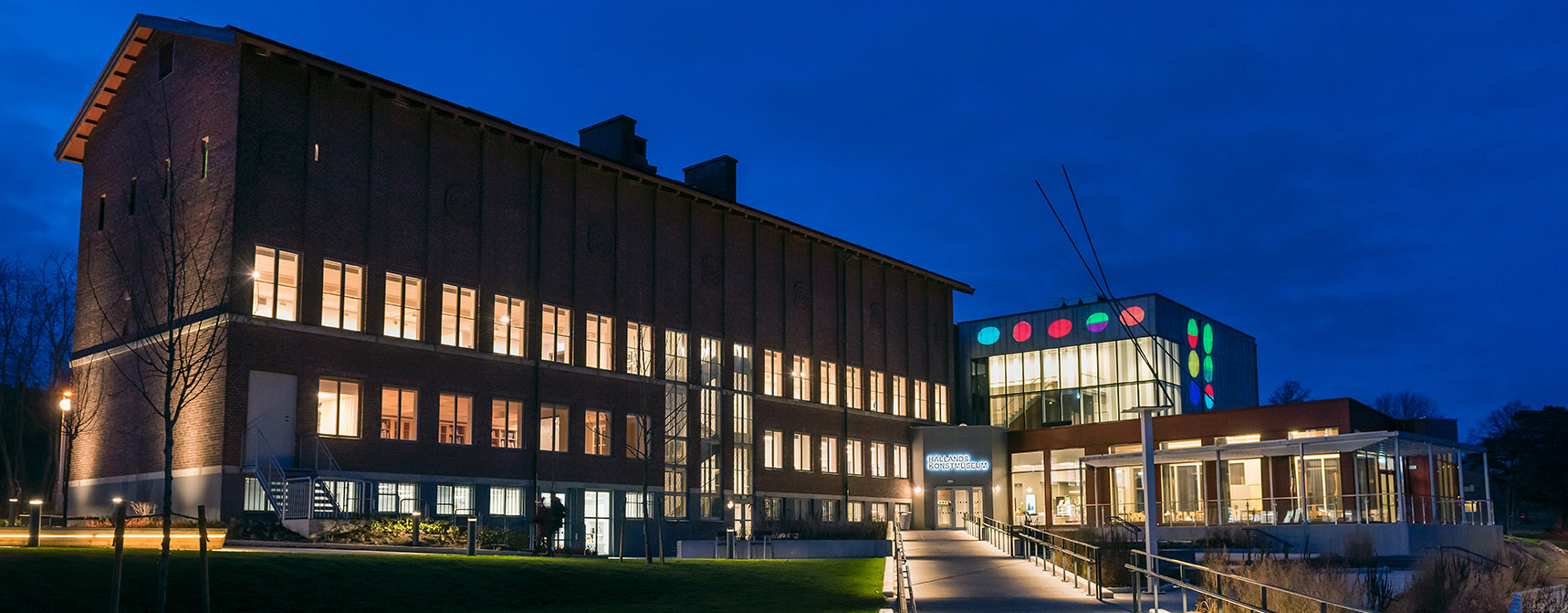 Hallands Konstmuseum i kvällsbelysning.