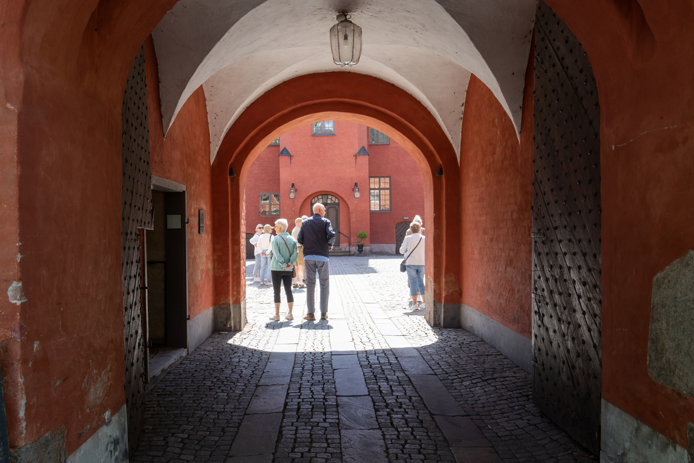 Besökare på borggården vid Halmstad slott.