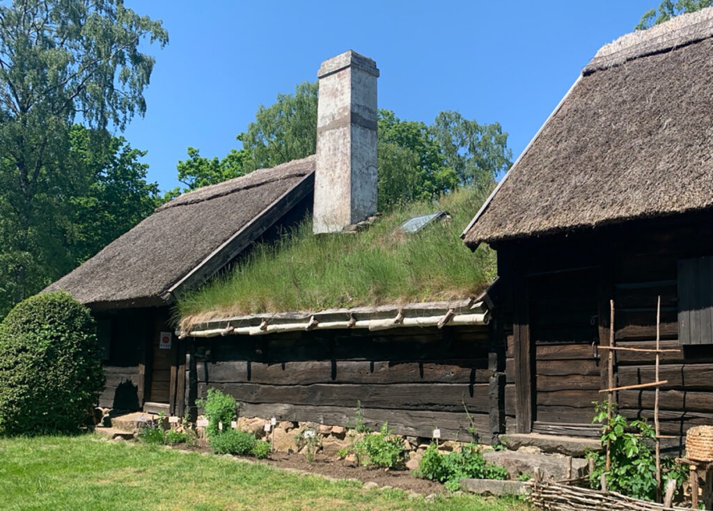Hörsåsstugan Hörsåsstugan på Friluftsmuseet Hallandsgården är en ryggåsstuga byggd i början av 1700-talet.