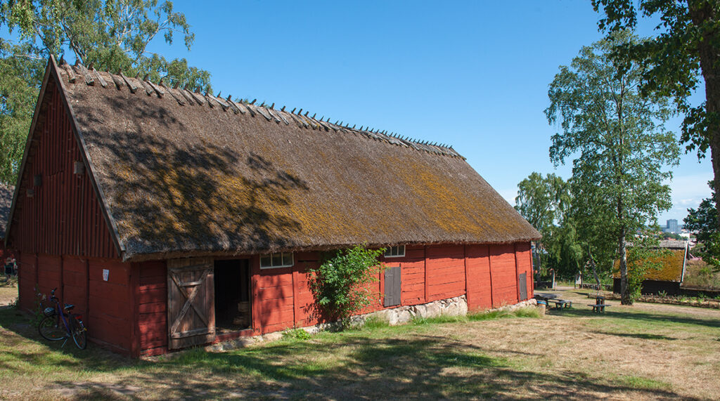 Uthus Uthuset på Friluftsmuseet Hallandsgården är byggt av ilandflutet skeppsvirke.