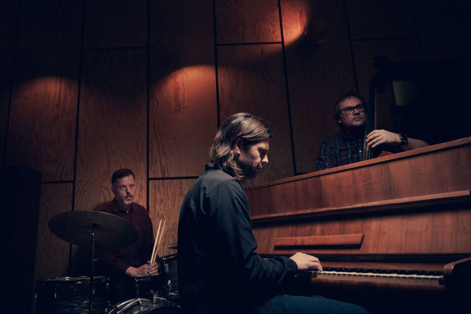 Tre musiker i gruppen Bach Jazz, där pianisten sitter i förgrunden.