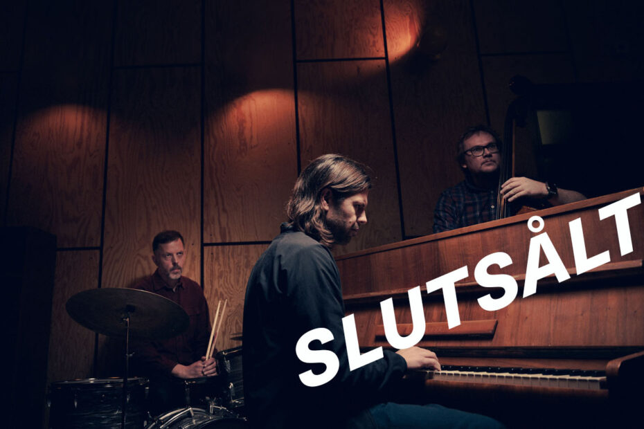 Tre musiker i gruppen Bach Jazz, där pianisten sitter i förgrunden.