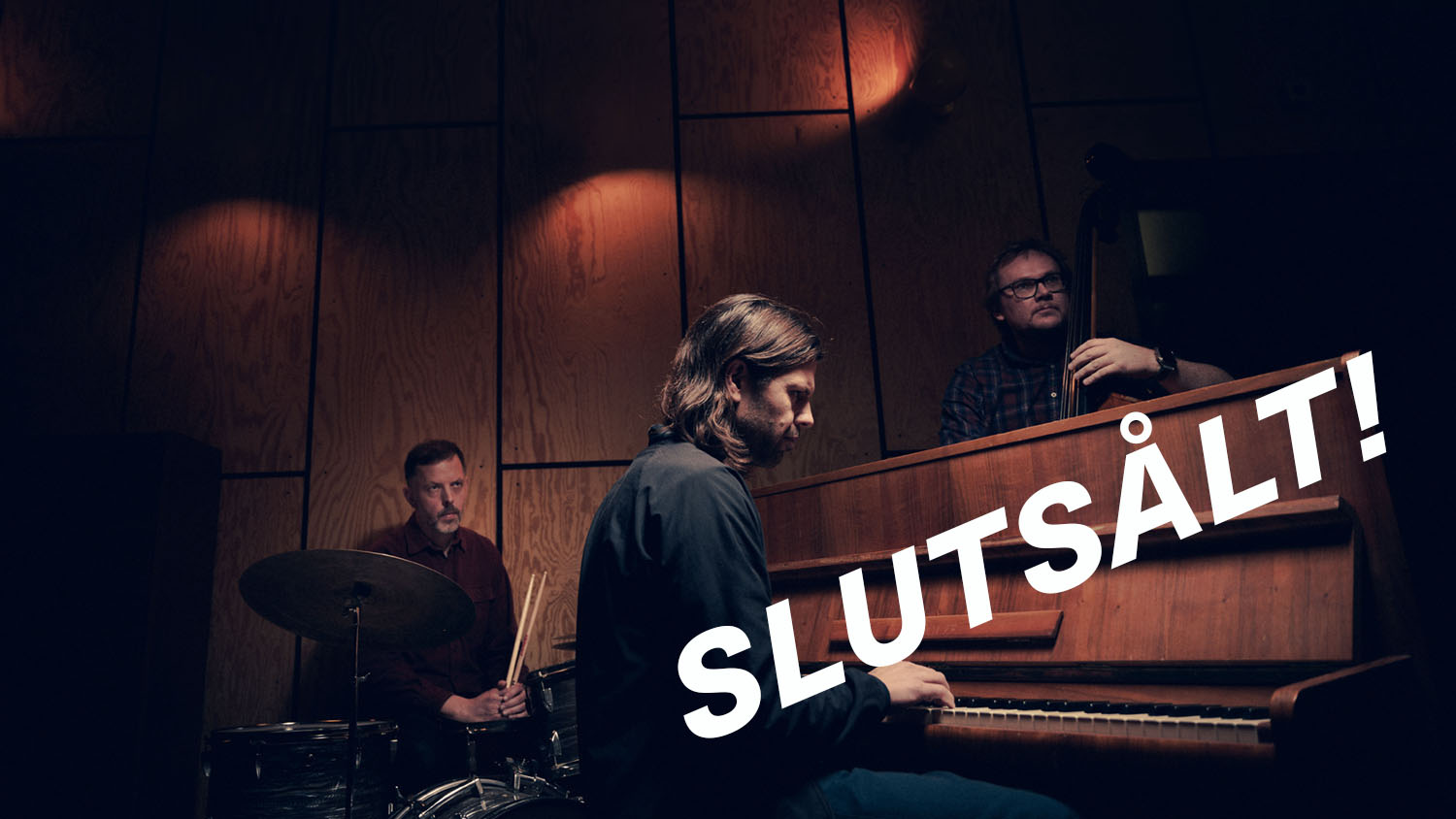 Bach Jazz_slutsålt Tre musiker i gruppen Bach Jazz, där pianisten sitter i förgrunden.