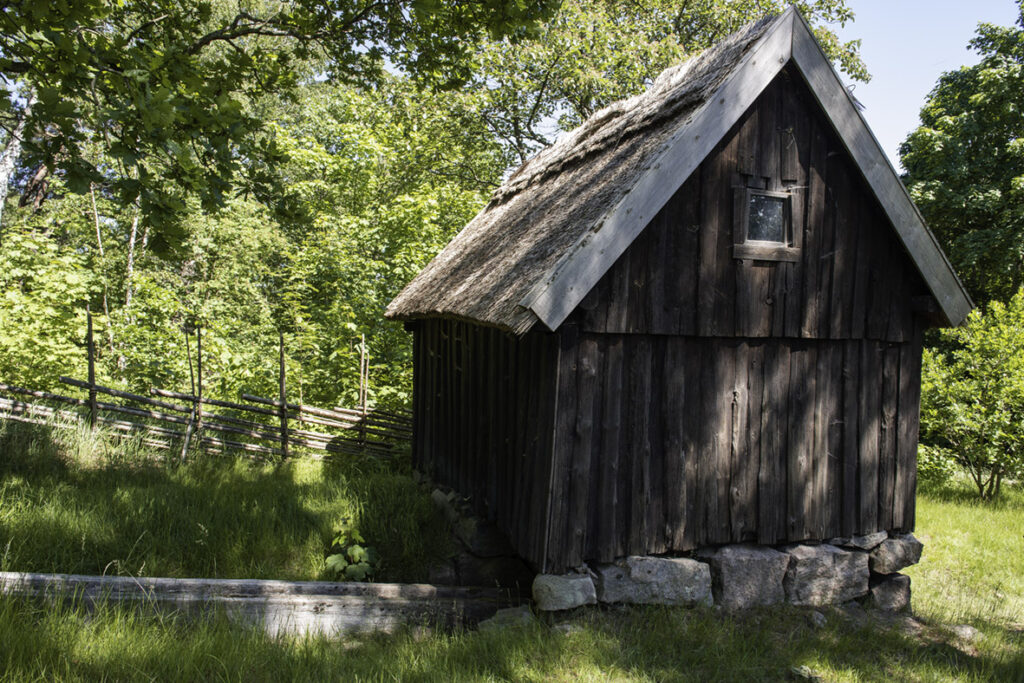 Brunmålad skvaltkvarn på Friluftsmuseet Hallandsgården.