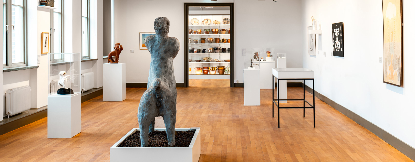 Översiktsbild i samlingsutställningen på Hallands Konstmuseum