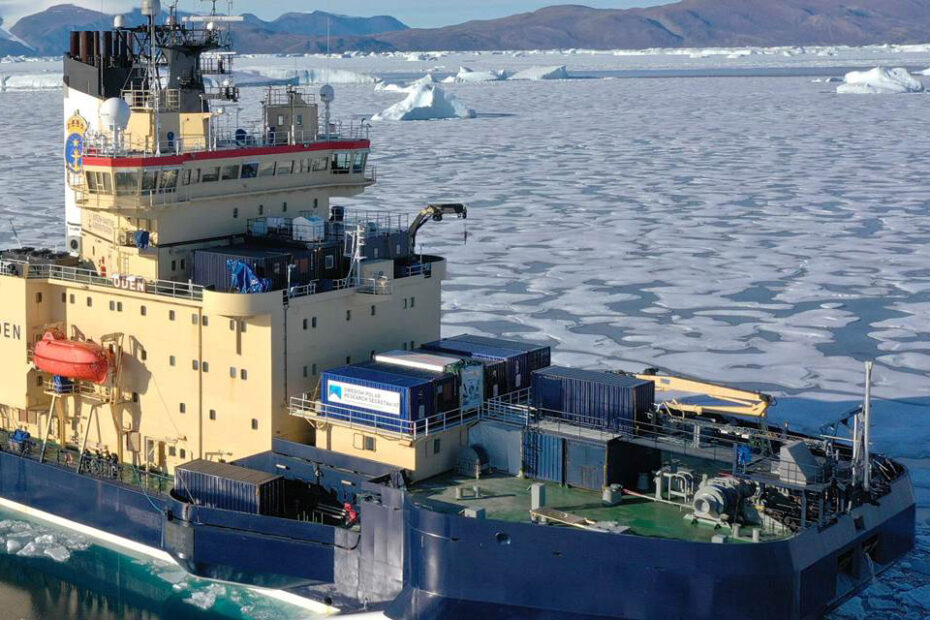 Isbrytare i polarlandskap.