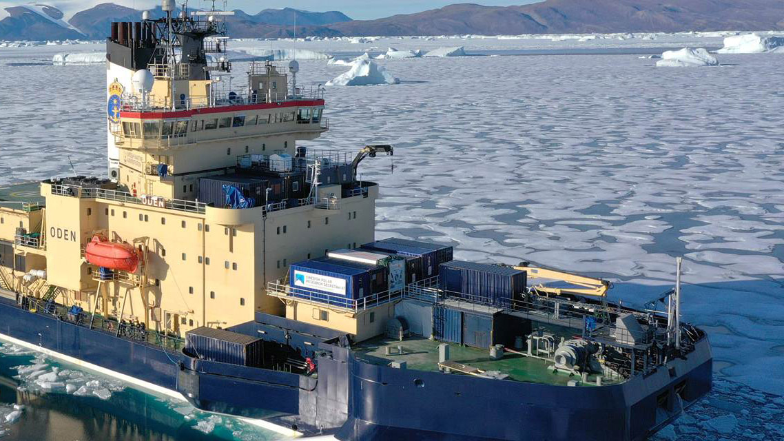 Isbrytare i polarlandskap.