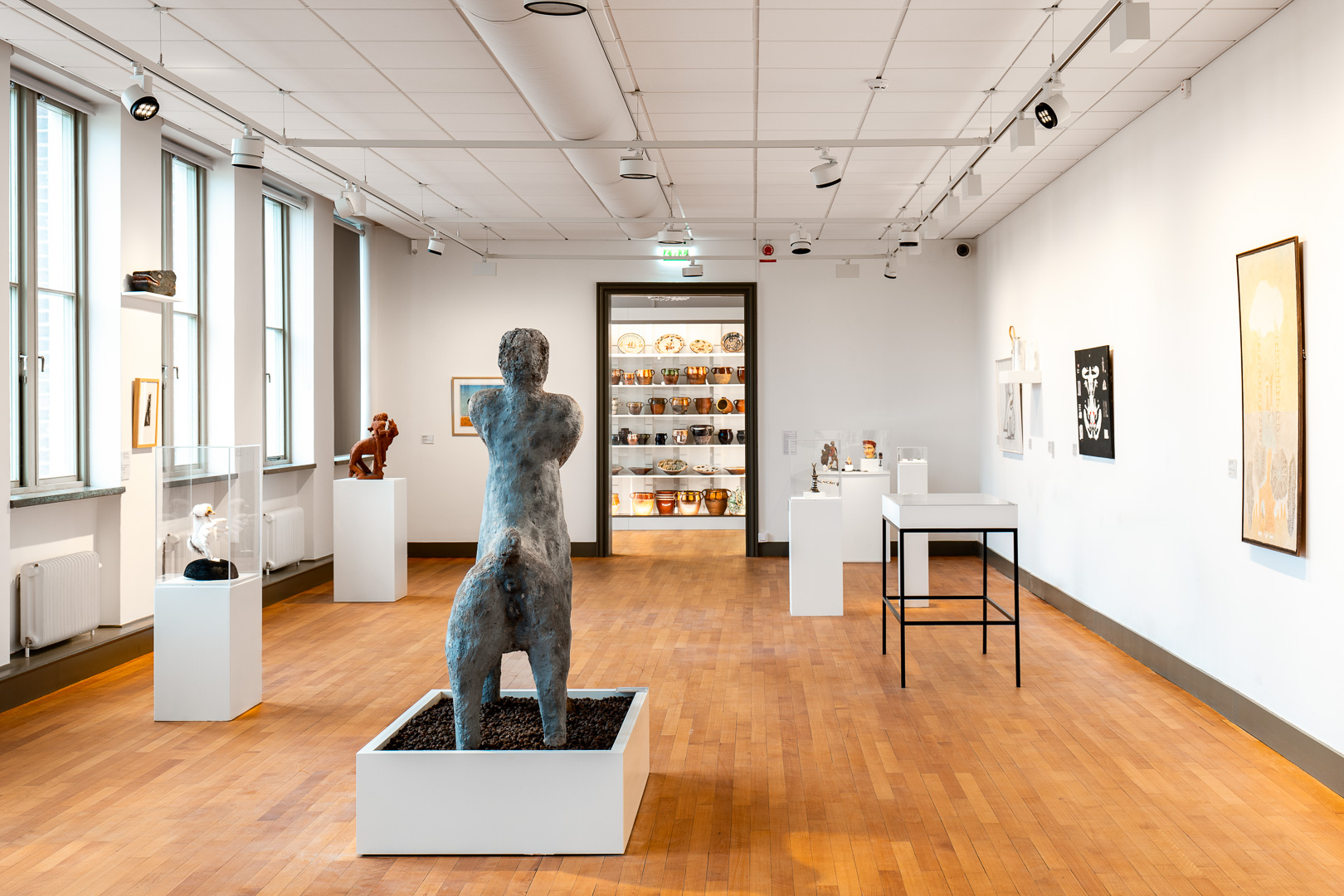 Översiktsbild i samlingsutställningen på Hallands Konstmuseum