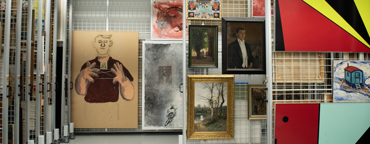 Utdragna gallergrindar med konstverk i Hallands Konstmuseums konstmagasin.