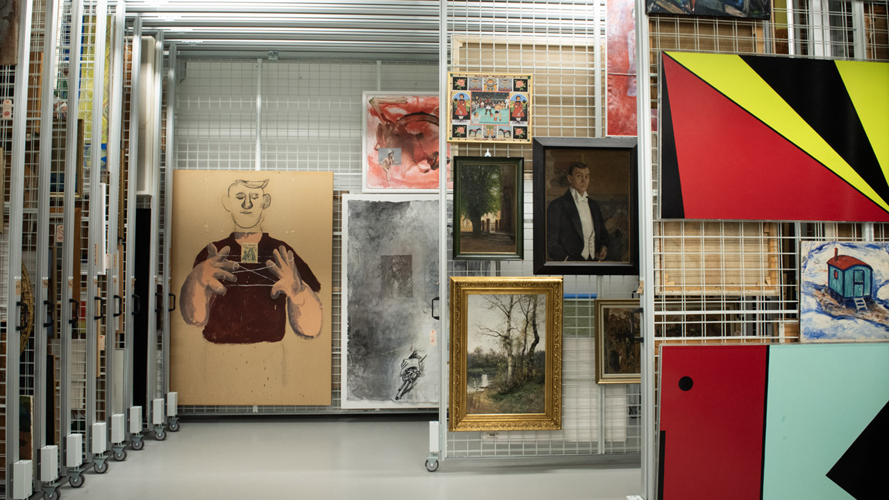 Utdragna gallergrindar med konstverk i Hallands Konstmuseums konstmagasin.