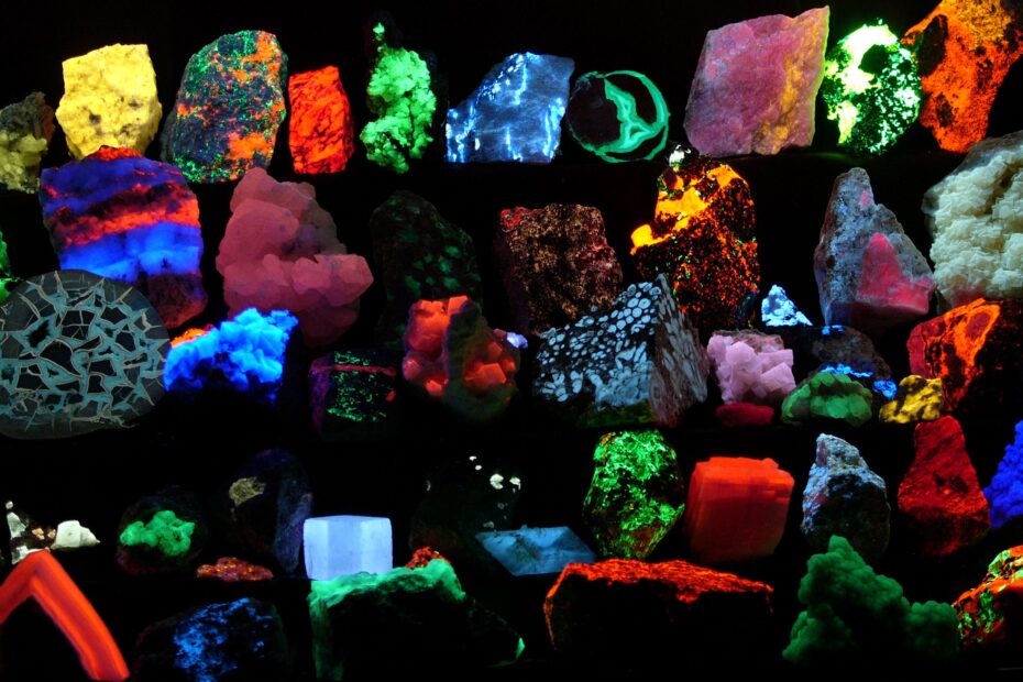 Färgglada föremål mot svart bakgrund.