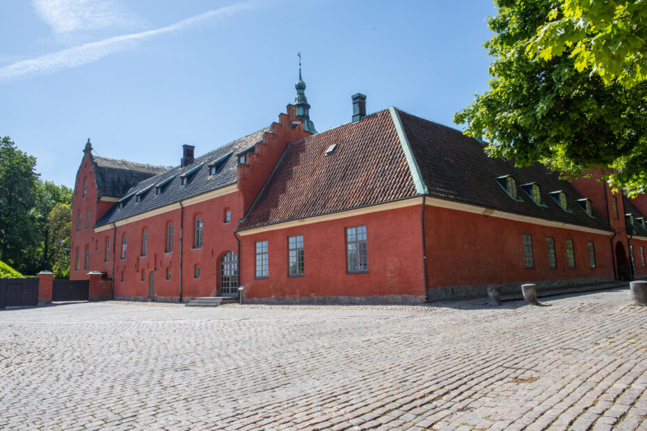 Exteriörbild på Halmstads vackra, röda slott.