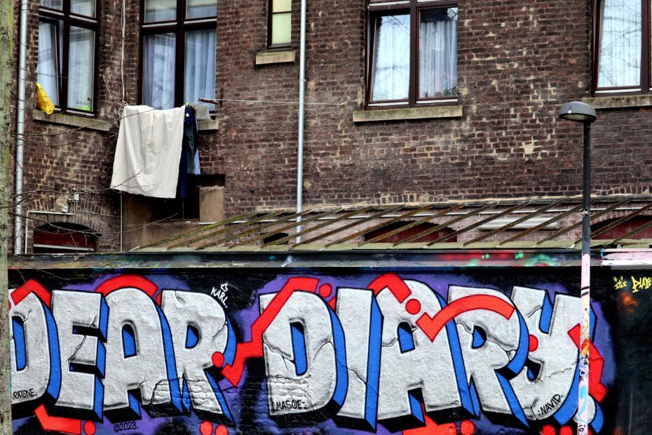 Graffit på en tegelfasad.