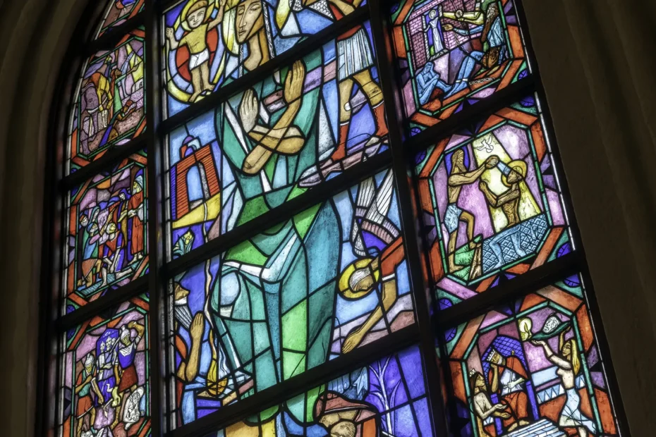 Kyrkofönster med glasmålningar i S:t Nikolai kyrka