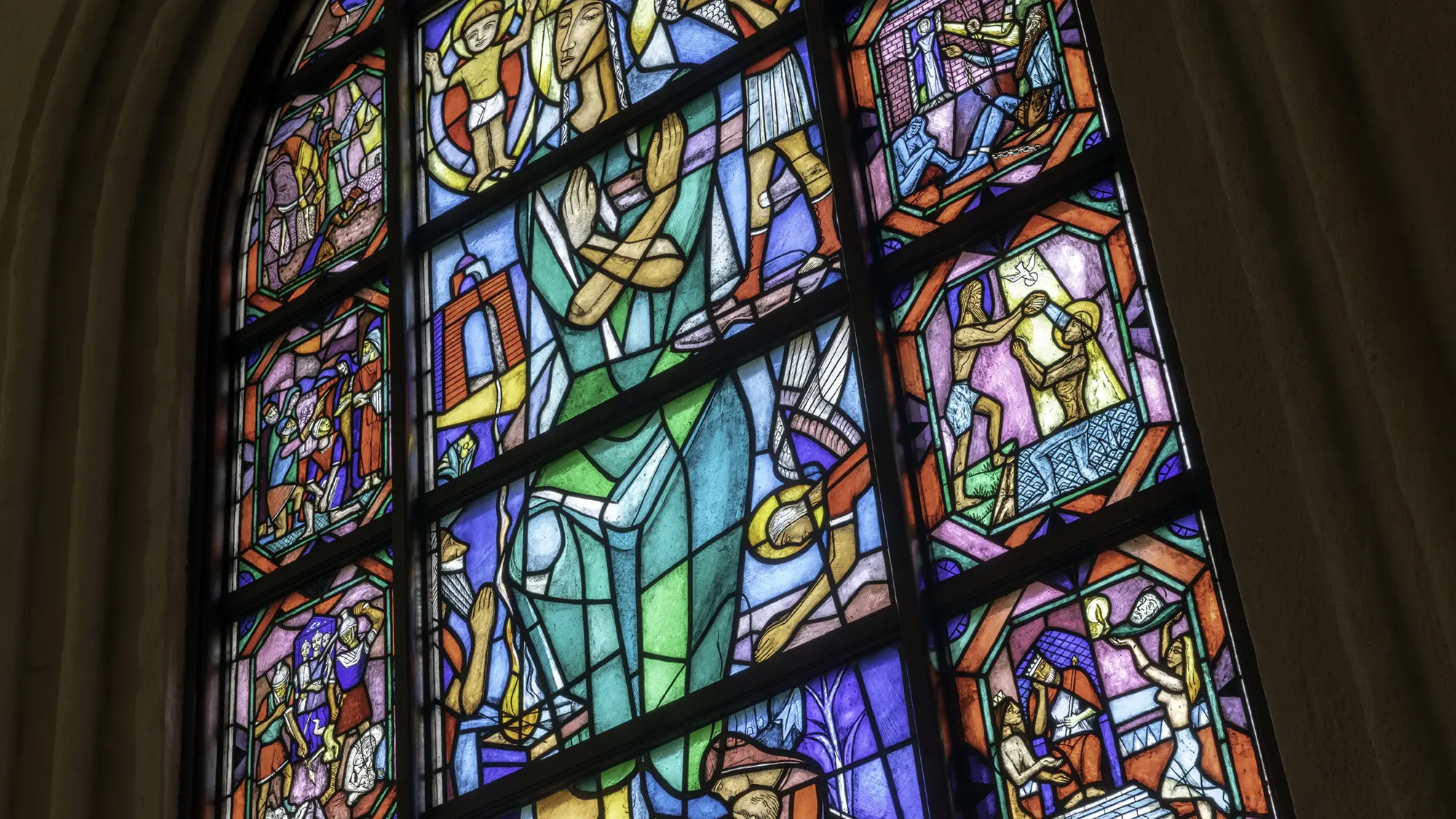Kyrkofönster med glasmålningar i S:t Nikolai kyrka
