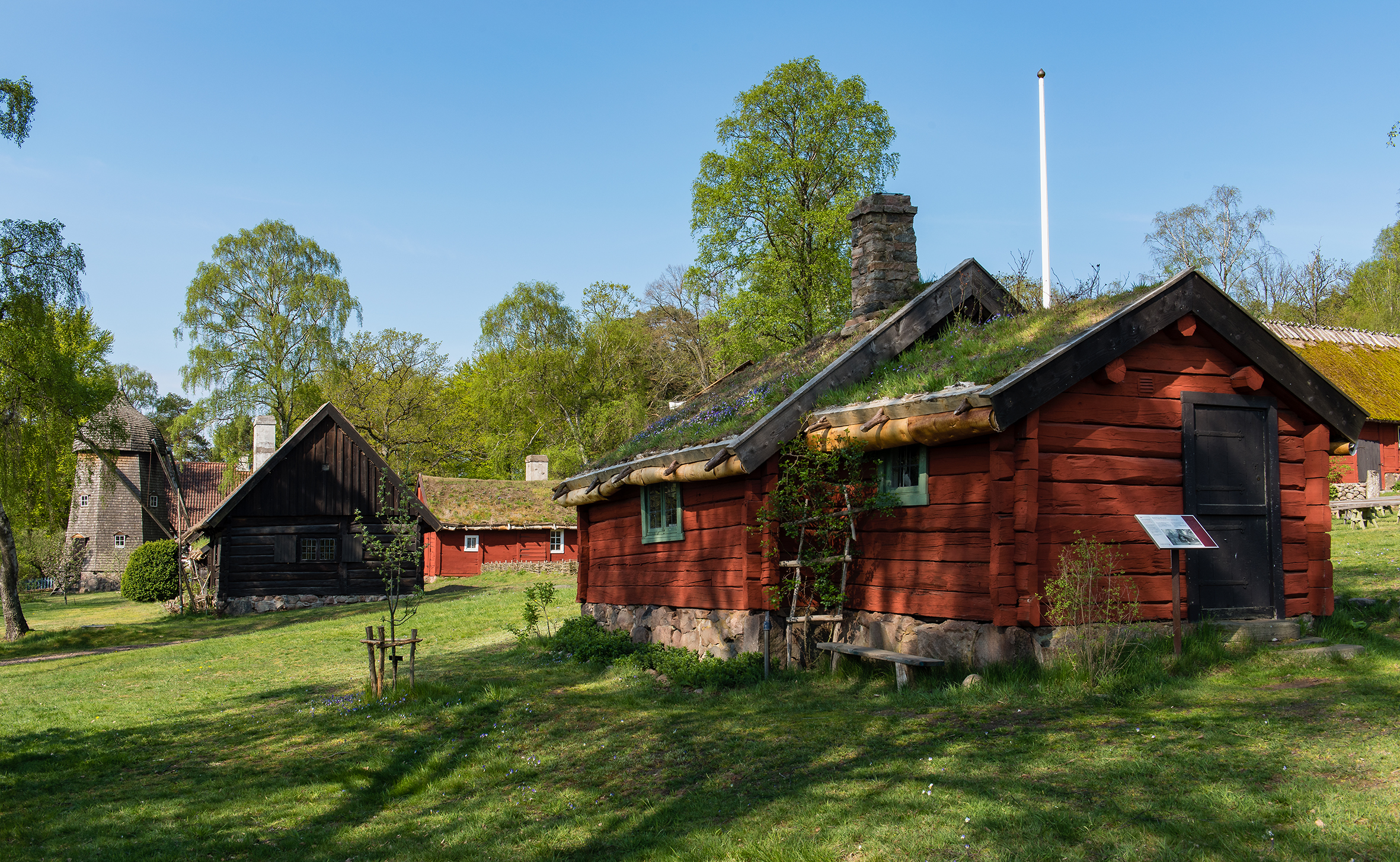 Byggnader på Friluftsmuseet Hallandsgården.