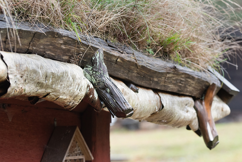 Takdetaljer på brygghuset på Friluftsmuseet Hallandsgården.
