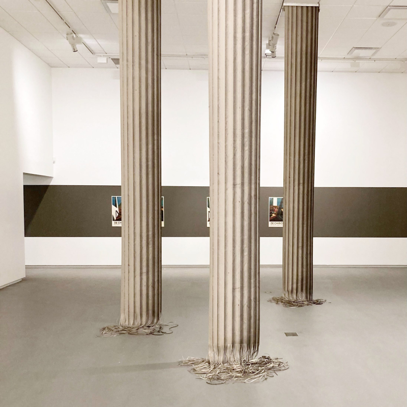 Installationer i papper som ger en illusion av tredimensionella antika pelare.